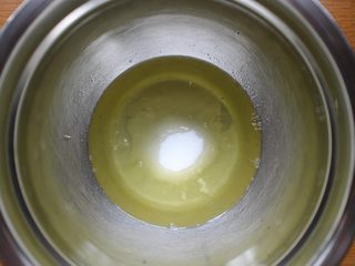 2、芒果盒子蛋糕,接下来开始打发蛋白，将细砂糖一次全部倒入盆子里