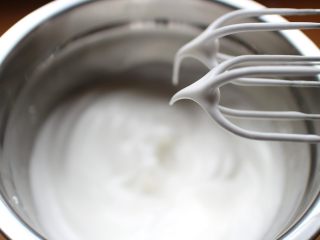 3、芒果盒子蛋糕,先用低档慢速搅打一分钟，然后在中速搅打至湿性发泡即可，所谓湿性发泡就是提起打蛋头，蛋白霜在打蛋头上呈现弯钩状即可。