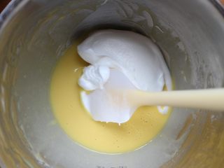 4、芒果盒子蛋糕,然后取一部分蛋白霜与面糊混合，用翻拌或者切拌的手法。切勿画圈圈！（烤箱预热150度）