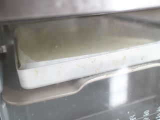 8、芒果盒子蛋糕,送入烤箱中层。上火150度、下火145度，烤22分钟左右即可（温度仅供参考，因为每家烤箱温差都不一样。）