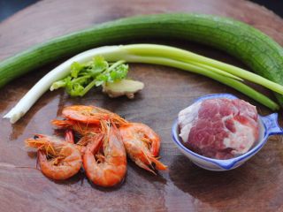 1、丝瓜海虾肉片汤,首先备齐所有做汤圆食材。