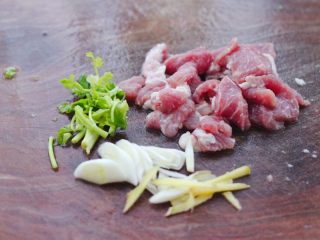 4、丝瓜海虾肉片汤,猪肉用刀切成薄片，葱姜切成丝，香菜洗净后切段。