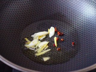 5、丝瓜海虾肉片汤,锅烧热后，倒入花生油烧至六成热时，小火慢慢炸香八角后，再大火爆香葱姜丝。