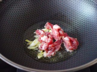 6、丝瓜海虾肉片汤,这个时候加入切片的猪肉。