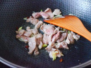 7、丝瓜海虾肉片汤,大火翻炒至猪肉片断生变色的时候。