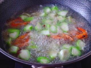 12、丝瓜海虾肉片汤,大火煮沸后，继续煮5分钟左右。