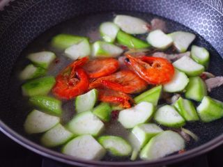 9、丝瓜海虾肉片汤,锅中倒入适量的清水，放入海虾。