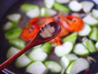 10、丝瓜海虾肉片汤,加入胡椒粉。
