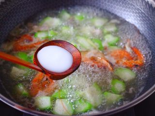 13、丝瓜海虾肉片汤,这个时候倒入提前用清水化开的淀粉勾芡。