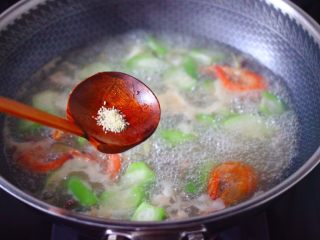 14、丝瓜海虾肉片汤,加入鸡精调味。