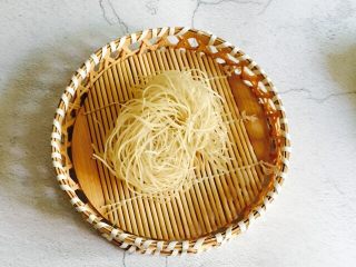 2、#猪五花#紫菜肉丸子大白菜粉丝汤,番薯粉丝