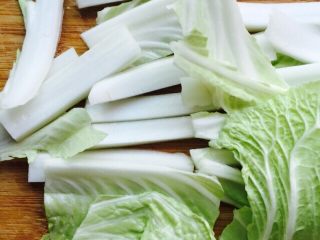 4、#猪五花#紫菜肉丸子大白菜粉丝汤,大白菜洗净切段