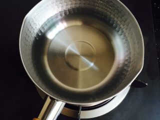 5、#猪五花#紫菜肉丸子大白菜粉丝汤,雪平锅内加入清水