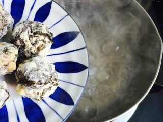 6、#猪五花#紫菜肉丸子大白菜粉丝汤,煮沸后放入紫菜肉丸子大火煮6-7分钟