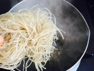 7、#猪五花#紫菜肉丸子大白菜粉丝汤,放入清洗干净后的番薯粉丝大火煮五分钟