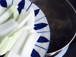 8、#猪五花#紫菜肉丸子大白菜粉丝汤,放入白菜帮子