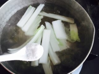 9、#猪五花#紫菜肉丸子大白菜粉丝汤,加入1小茶匙盐