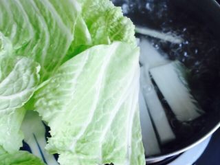 10、#猪五花#紫菜肉丸子大白菜粉丝汤,放入白菜叶子