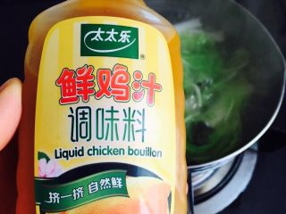 12、#猪五花#紫菜肉丸子大白菜粉丝汤,滴入两三滴鲜鸡汁