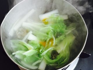 13、#猪五花#紫菜肉丸子大白菜粉丝汤,搅拌均匀即可