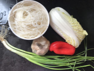 1、蒜蓉娃娃菜,准备好食材备用，娃娃菜两个，只拍了一个