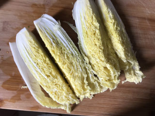 2、蒜蓉娃娃菜,把娃娃菜洗干净每个切成4半