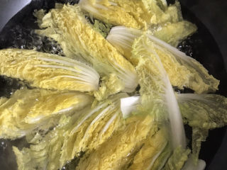 3、蒜蓉娃娃菜,水开下入娃娃菜焯水30秒捞出沥干水份