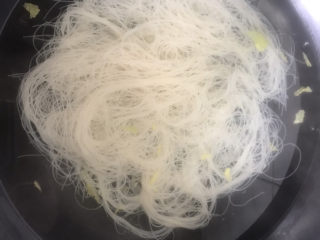 4、蒜蓉娃娃菜,粉丝也下锅烫一下捞出沥干水份备用