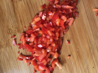 8、蒜蓉娃娃菜,红椒也切成末