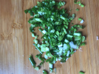 9、蒜蓉娃娃菜,小葱也切成葱花