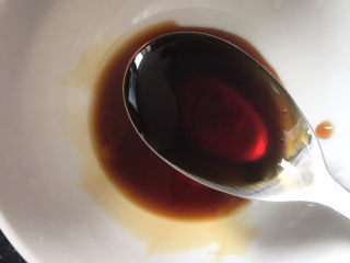 11、蒜蓉娃娃菜,加入两勺生抽