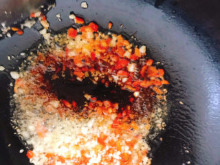 15、蒜蓉娃娃菜,倒入料汁炒均匀