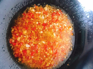 16、蒜蓉娃娃菜,加入少许水炒均匀即可