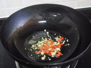 8、酸辣藕片,爆香辣椒和蒜末