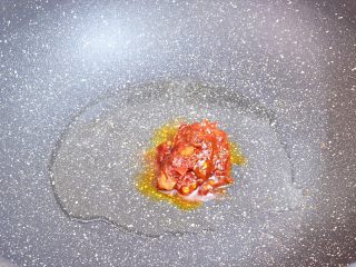 6、香辣啤酒鹌鹑蛋,锅中倒入适量的食用油烧热，放入豆瓣酱