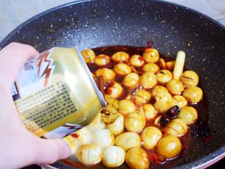 15、香辣啤酒鹌鹑蛋,加入啤酒，啤酒的量要没过鹌鹑蛋，用啤酒代替水，煮出来的鹌鹑蛋风味更佳