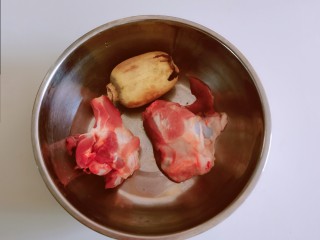 1、筒骨莲藕汤,食材准备好