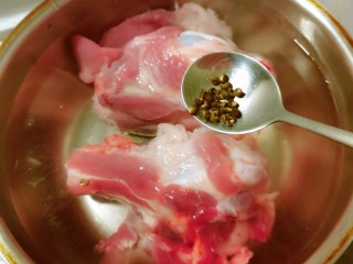 2、筒骨莲藕汤,筒骨清洗干净 凉水下锅 水中加入花椒 煮开