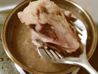 3、筒骨莲藕汤,变色后捞出