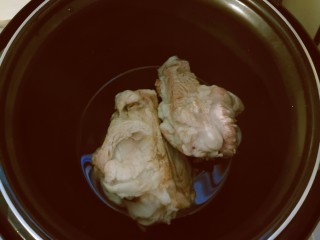 4、筒骨莲藕汤,放入压力锅内胆里。