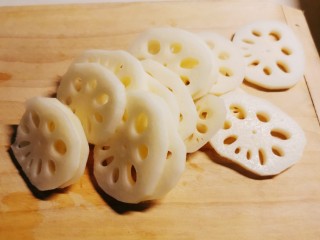 5、筒骨莲藕汤,莲藕切厚片