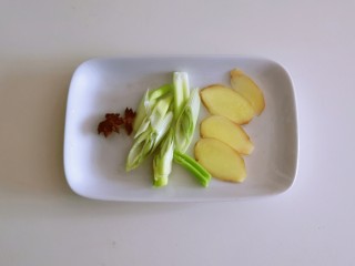 6、筒骨莲藕汤,葱切小段 姜切大片 八角