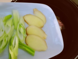 7、筒骨莲藕汤,葱姜 八角放入压力锅内胆里,注入清水,选用煲汤功能。