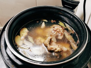 8、筒骨莲藕汤,时间到,筒骨汤煲好了。