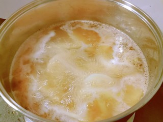 11、筒骨莲藕汤,大火烧开转中小火。