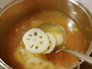 12、筒骨莲藕汤,煮至莲藕透明色