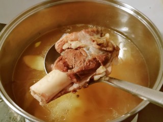 13、筒骨莲藕汤,放入筒骨 再煮3分钟。