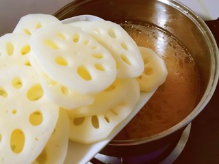 10、筒骨莲藕汤,放入莲藕片。