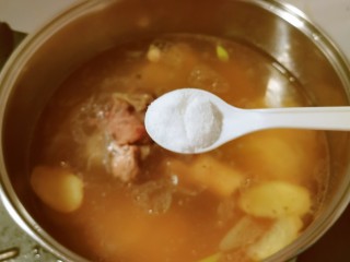 14、筒骨莲藕汤,加盐调味。