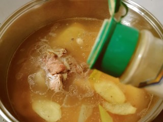 15、筒骨莲藕汤,放入胡椒粉增香